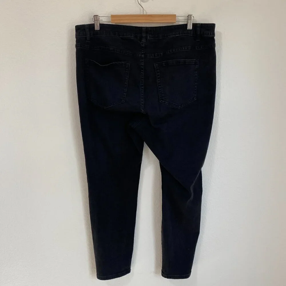Lane Bryant Black Signature Fit Mid-Rise Skinny Jeans size 18 with Flex Magic